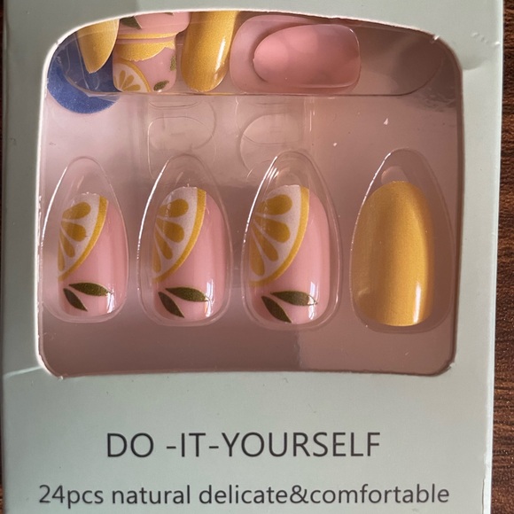 Press-on pink lemon nail kit - 24 pieces - Picture 2 of 3